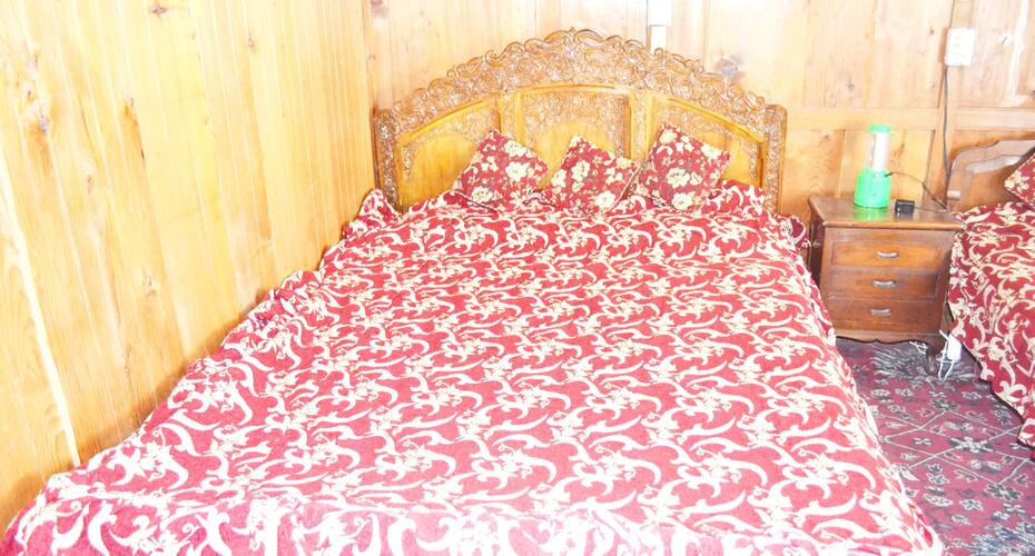New Life Houseboat Dal Lake, Srinagar 4